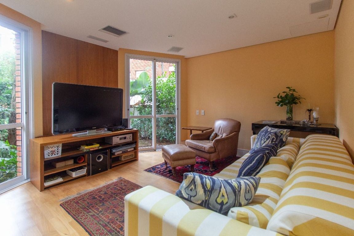 Casa com 640m², 4 quartos e 6 vagas.