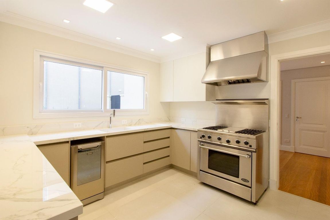 Casa à Venda em Alto de Pinheiros, São Paulo - SP