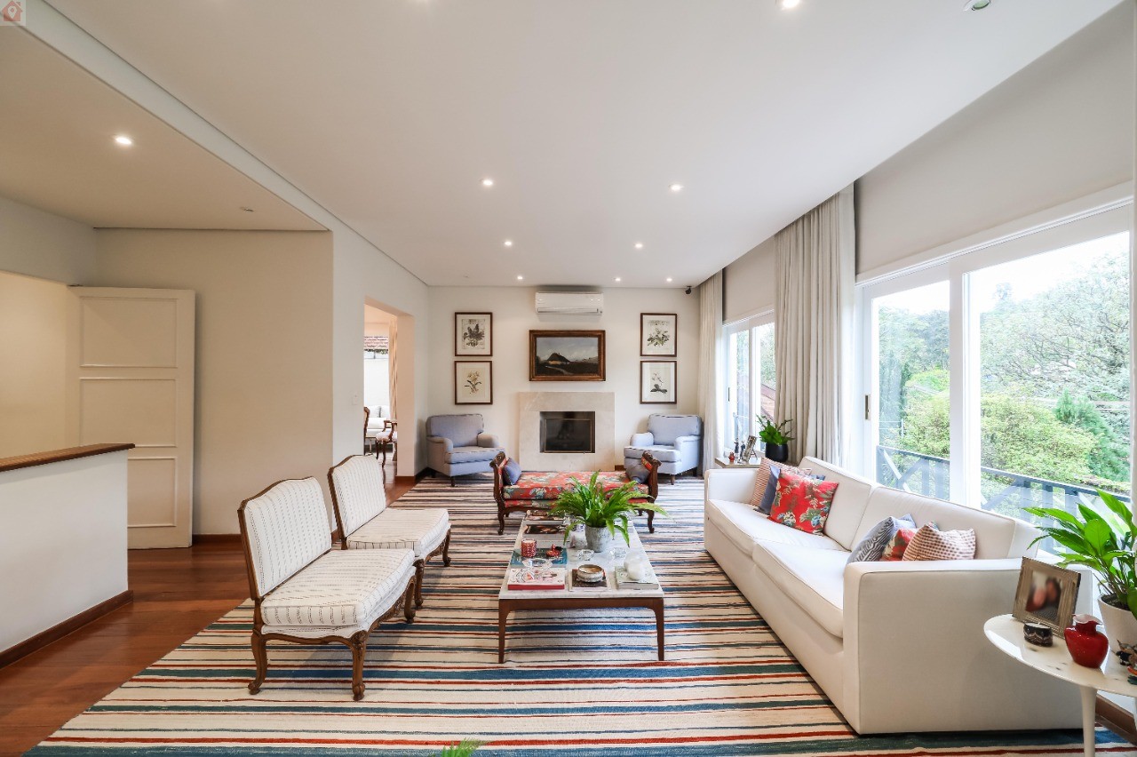 Imperdível: Casa de luxo no Condomínio Morumbi com 3 suítes e 550m² de área!