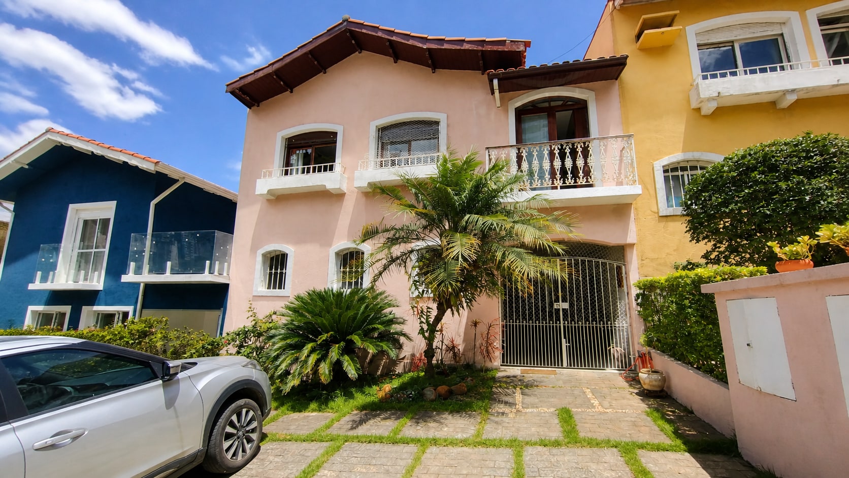 Casa com 200m², 4 quartos e 4 vagas.