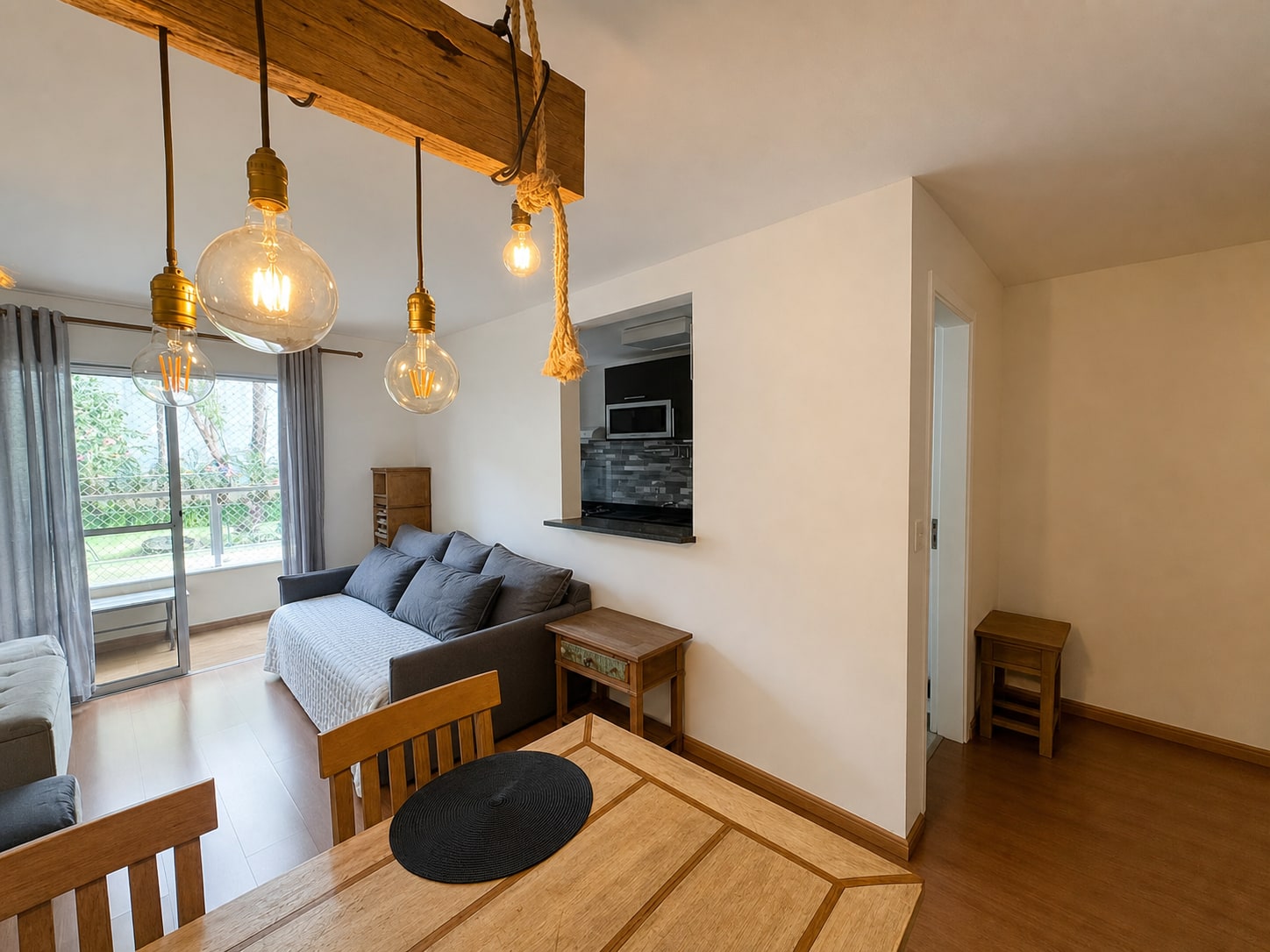 Apartamento com 2 dormitórios,  varanda e 1 vaga de garagem.