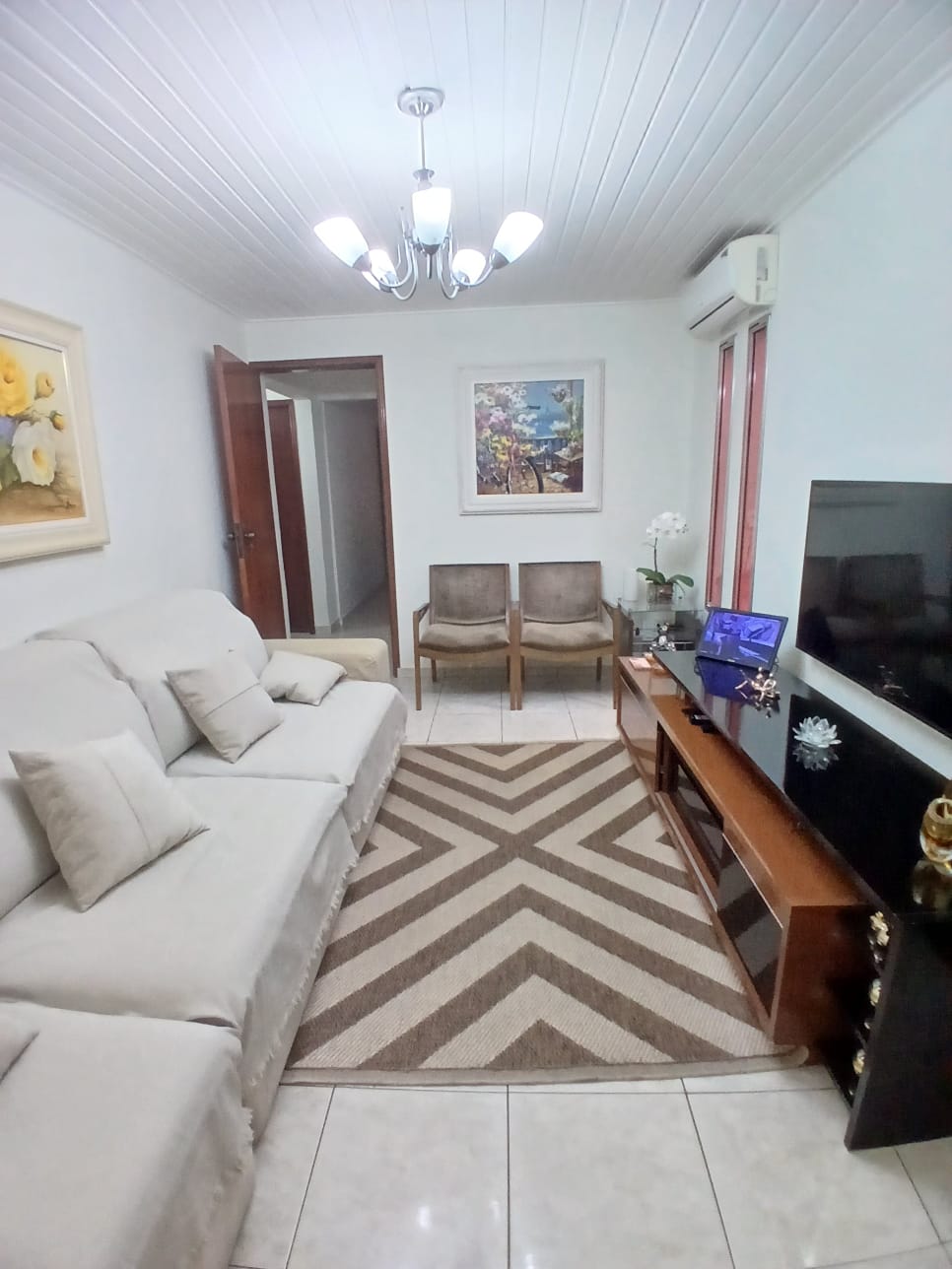 Casa com 3 quartos e 2 vagas.