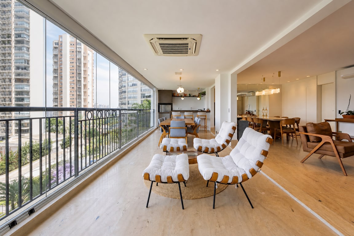 Apartamento com 247m², 3 quartos e 4 vagas.