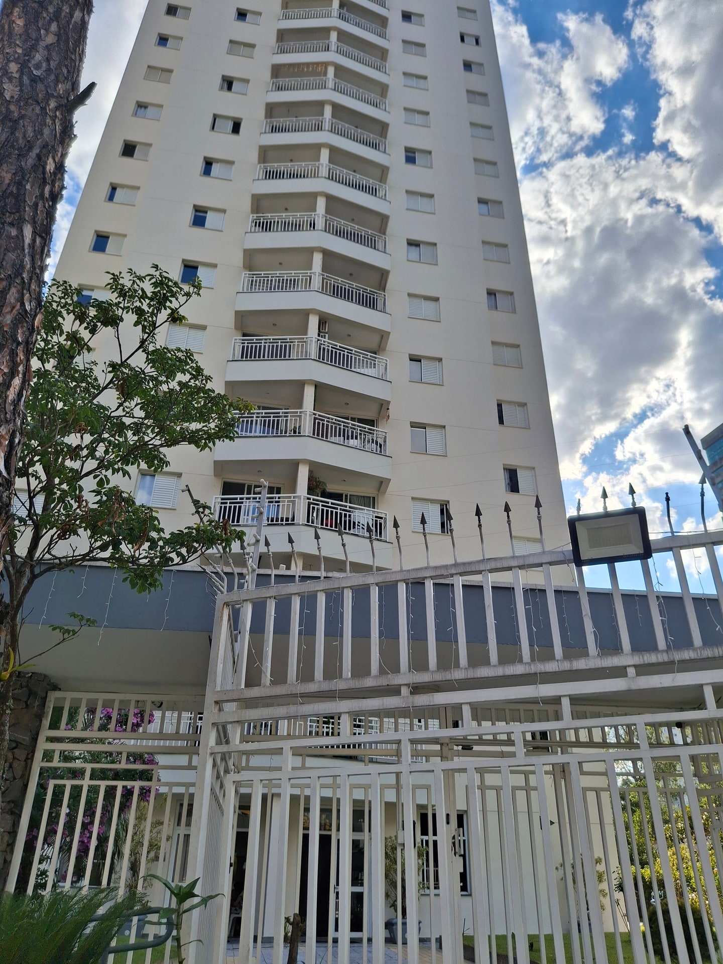 Apartamento com 2 quartos e 1 vaga.