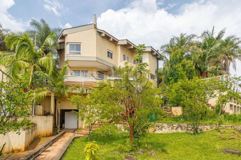 Casa com Quadra de Tênis 850m², 4 quartos e 7 vagas.