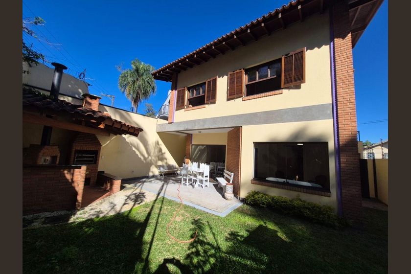 Casa em rua fechada 243m², 4 quartos e 5 vagas.