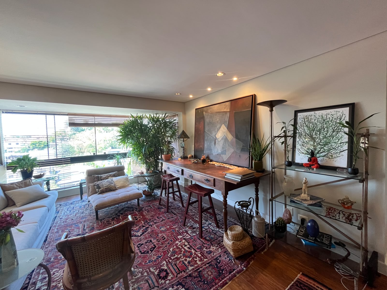 Apartamento com 220m², 2 quartos e 4 vagas.