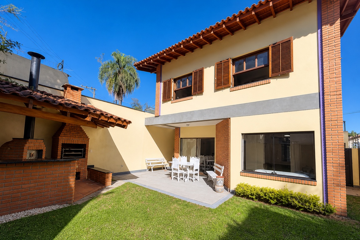 Casa em rua fechada 243m², 4 quartos e 5 vagas.