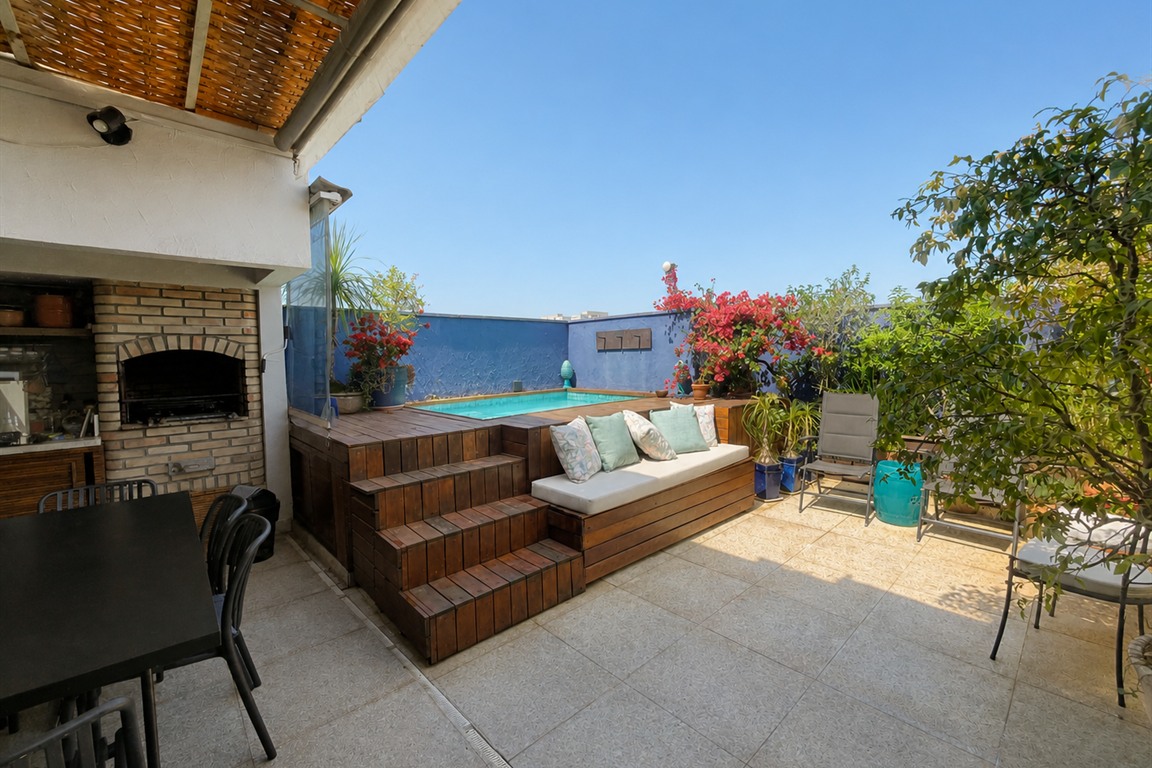 Apartamento com 220m², 2 quartos e 4 vagas.