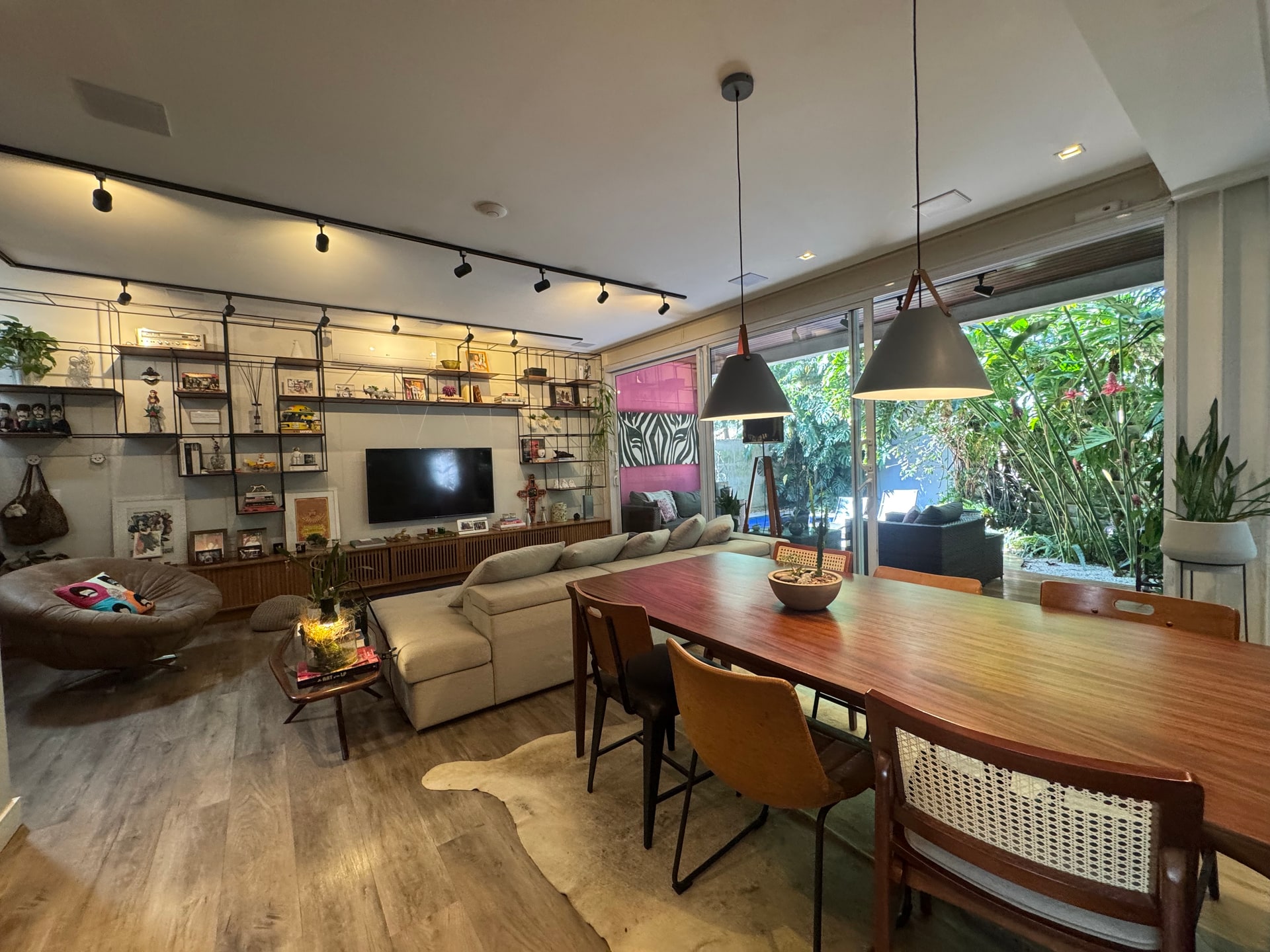 Casa de Condomínio com 260m², 3 suites e 3 vagas.