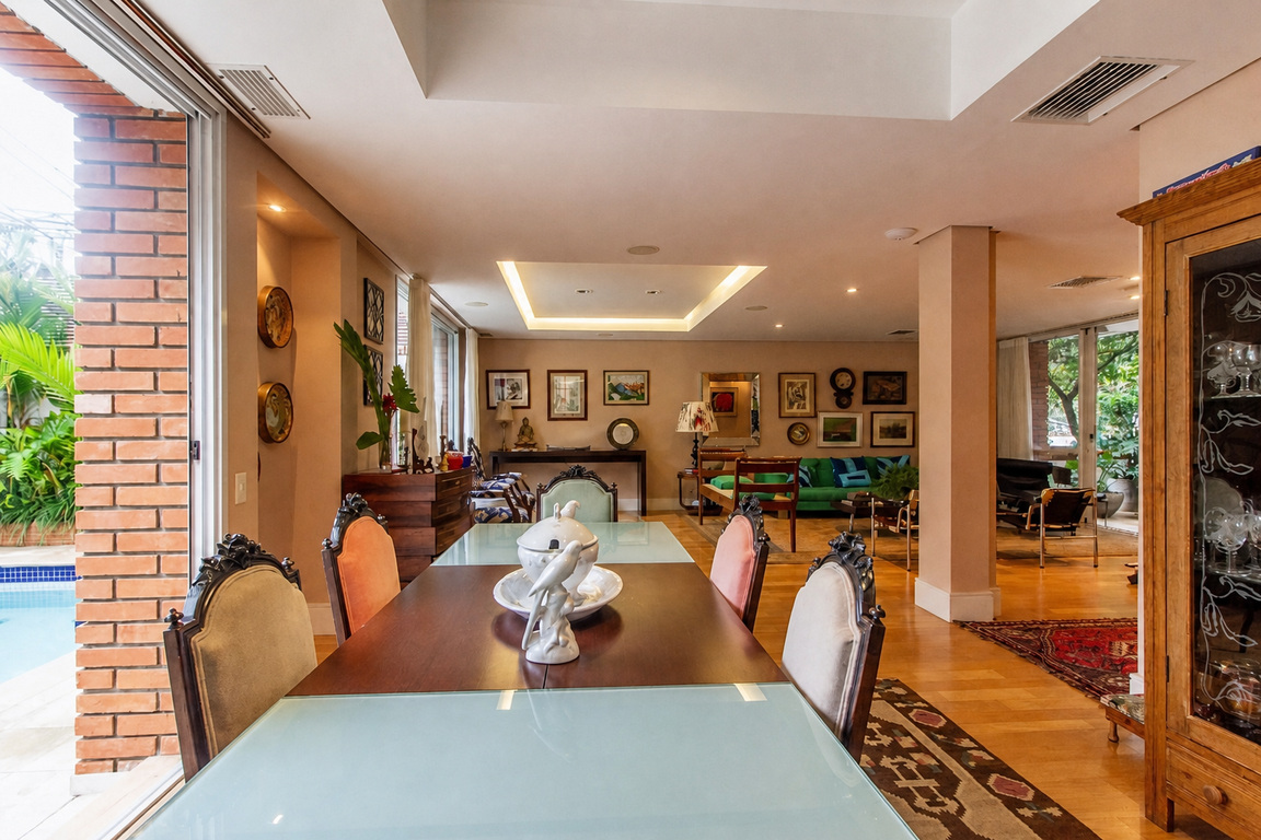 Casa com 640m², 4 quartos e 6 vagas.