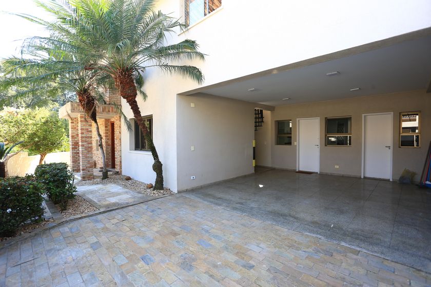 Casa com ampla área de Lazer, 336m², 4 quartos e 8 vagas.