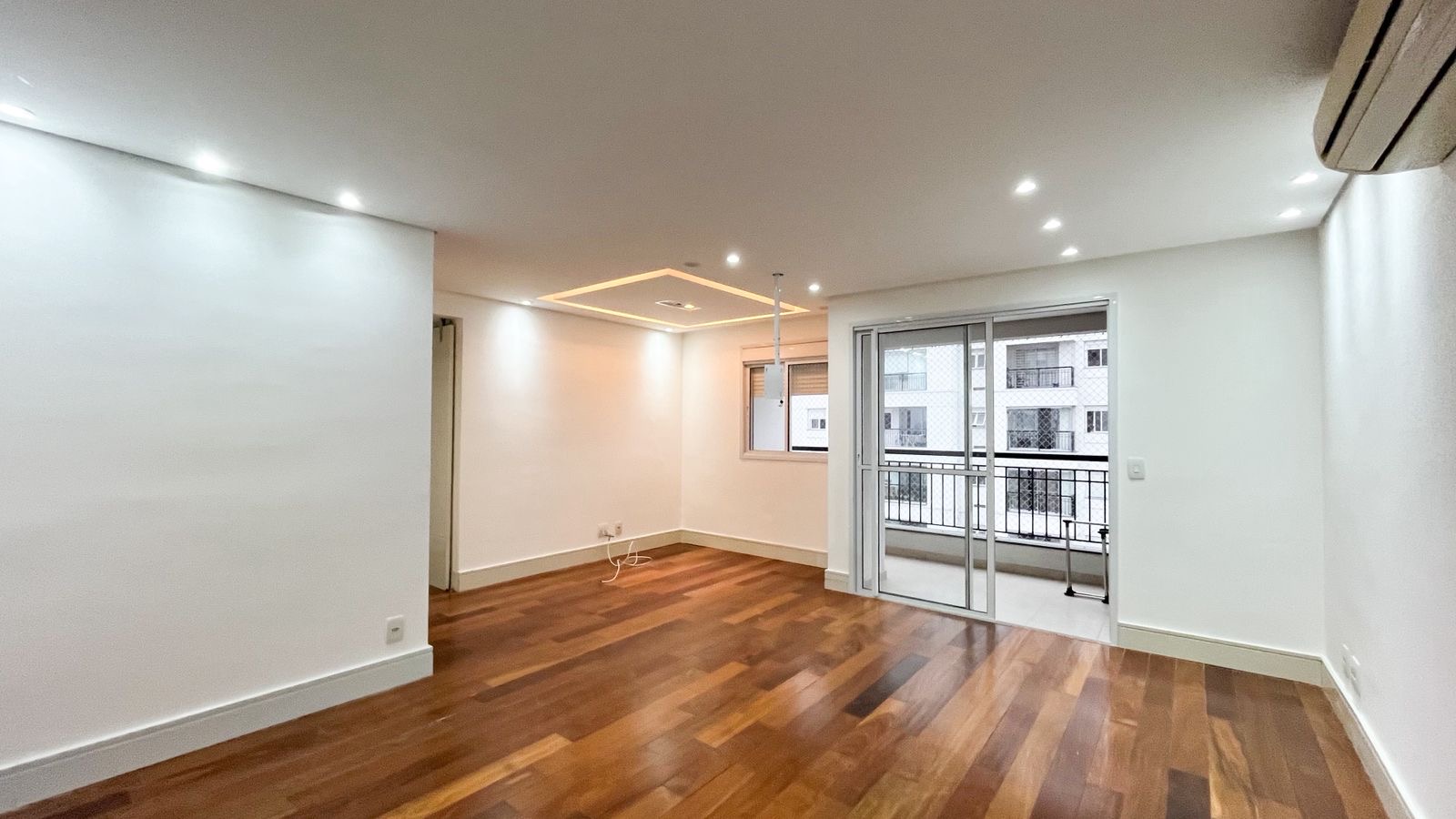 Apartamento para alugar com 70m², 2 quartos e 2 vagas de garagem.