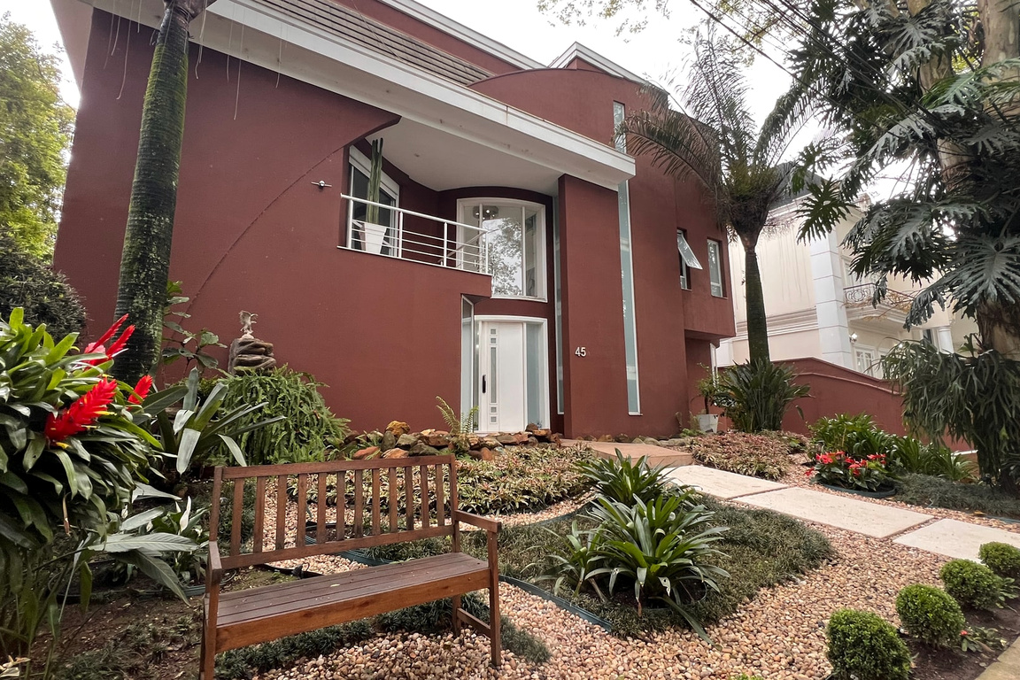 Casa de Condomínio com 500m², 6 quartos e 3 vagas.