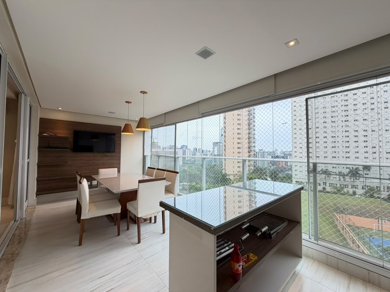 Apartamento de 4 suítes, reformado com vista livre e andar alto