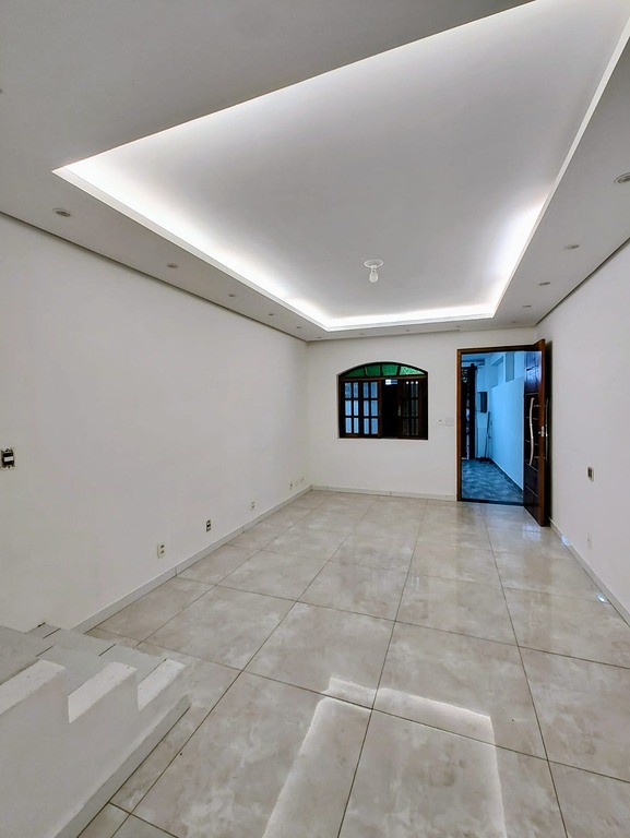 Casa com 86m², 3 quartos e uma vaga.