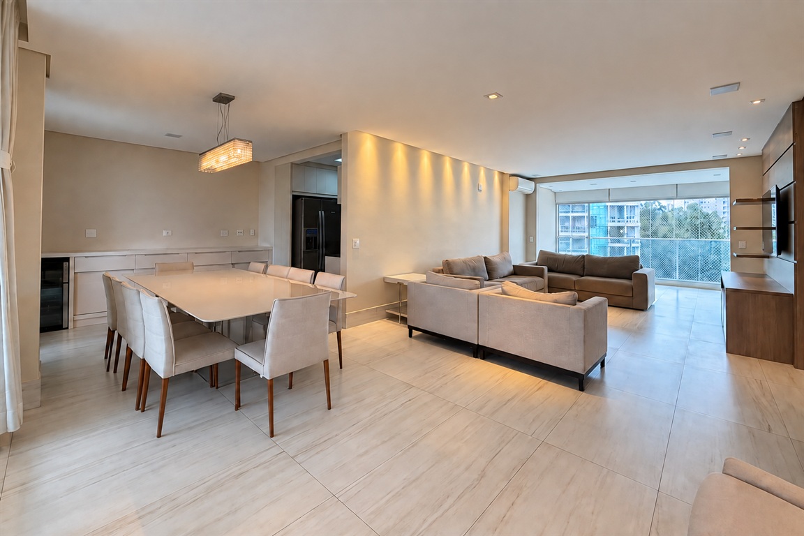 Apartamento de 4 suítes, reformado com vista livre e andar alto