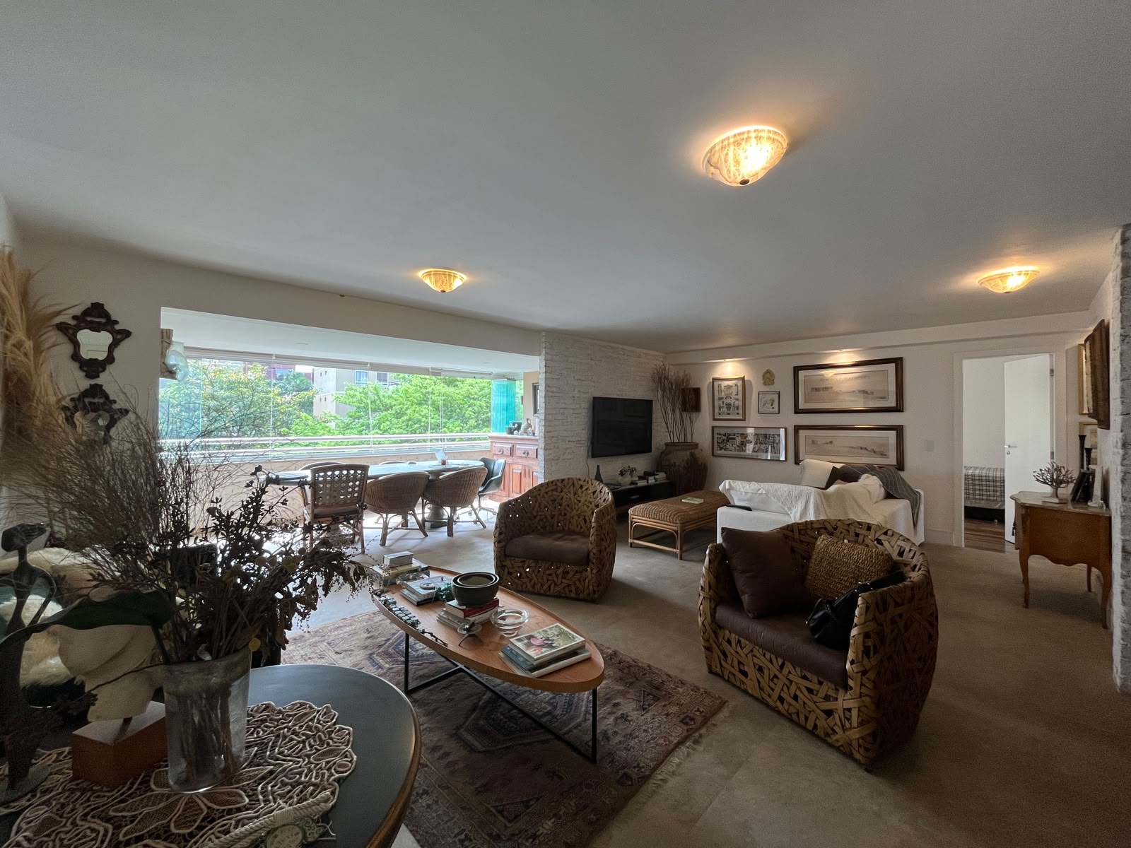 Apartamento com 141m², 3 quartos e 2 vagas.