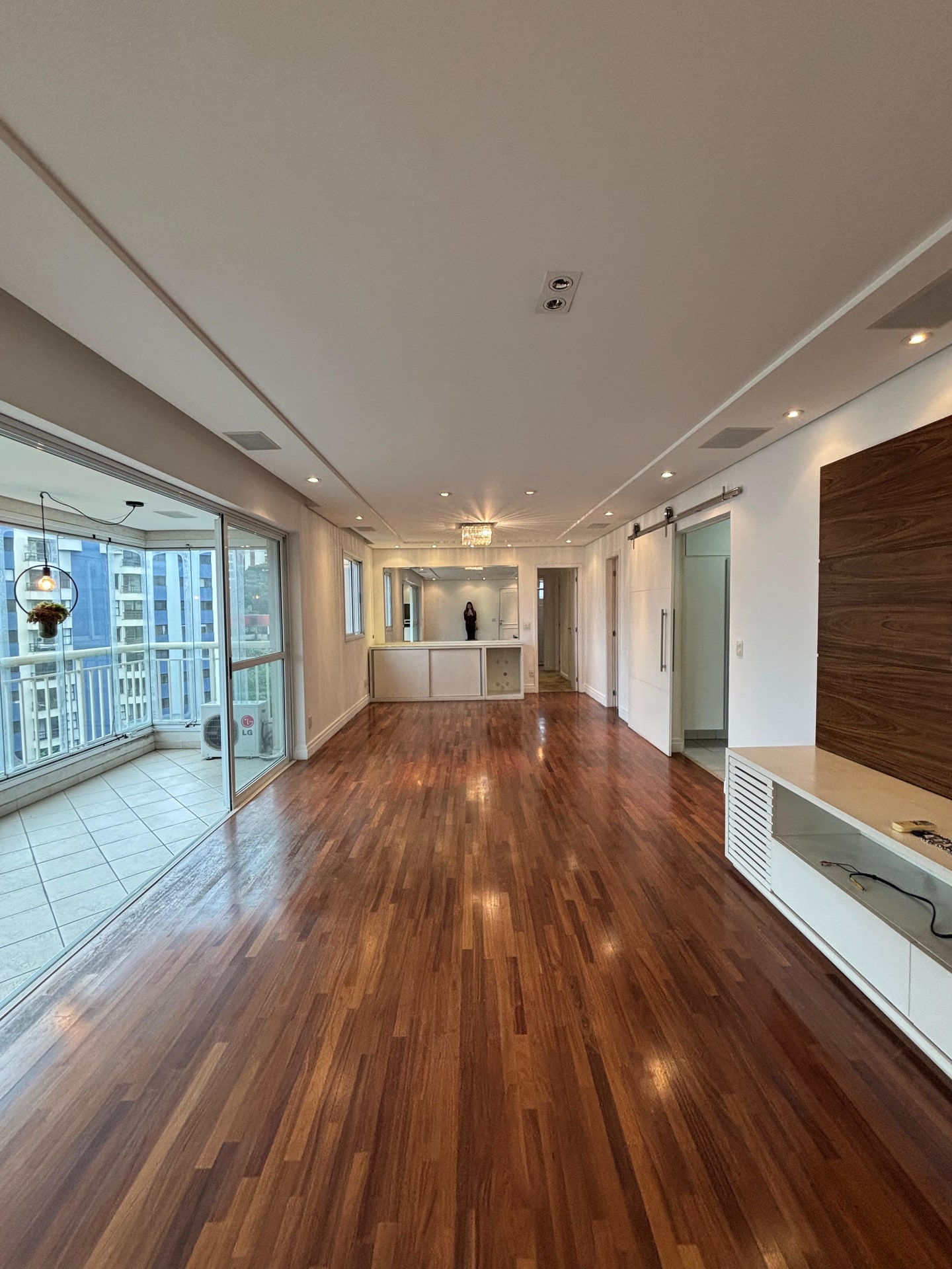 Apartamento com 3 quartos e 3 vagas.