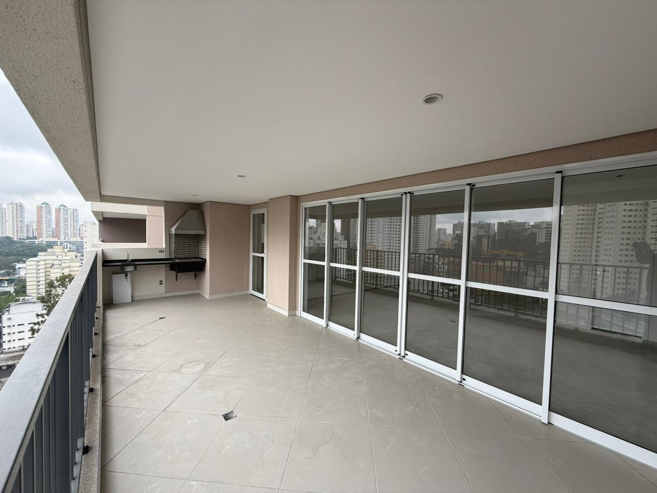 Espaçoso apartamento com 3 suites em andar alto !!!