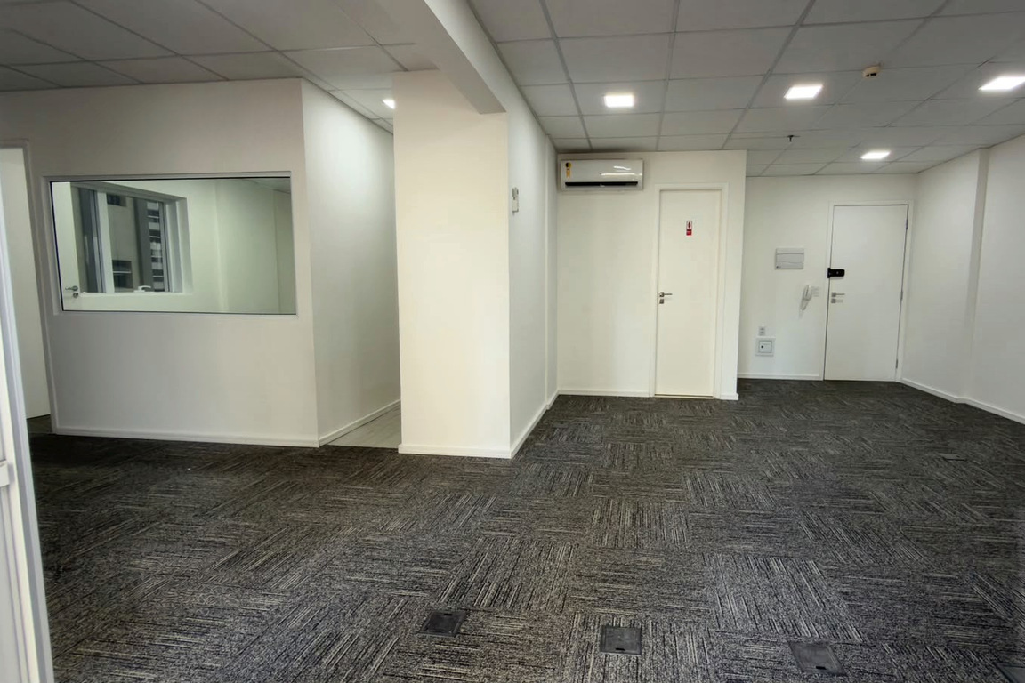 SALA COMERCIAL DE 68m² NO BROOKLIN - 2 VAGAS DE GARAGEM!