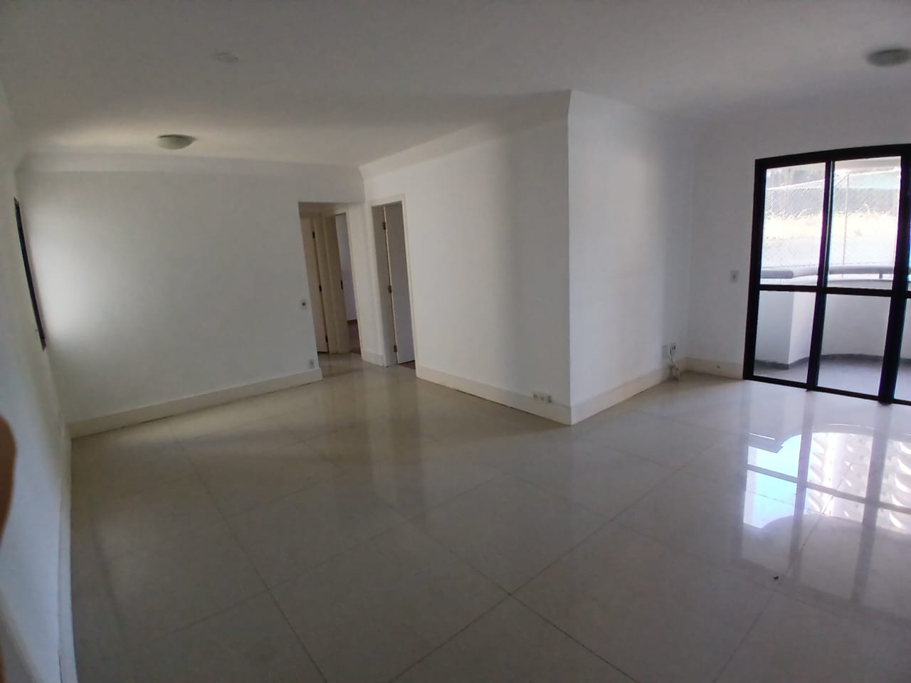 Espaçoso apartamento com 2 quartos em rua fechada !!!