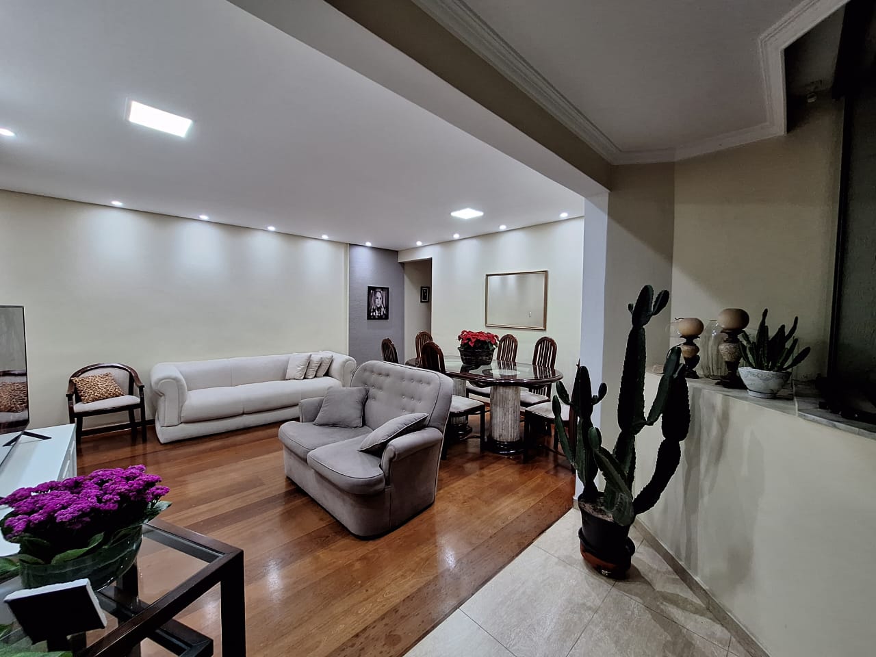Apartamento com 89m², 3 quartos e 2 vagas.