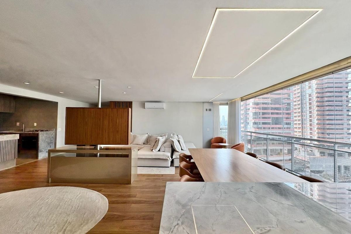 Belo Apartamento mobiliado, andar alto, com 197m2.