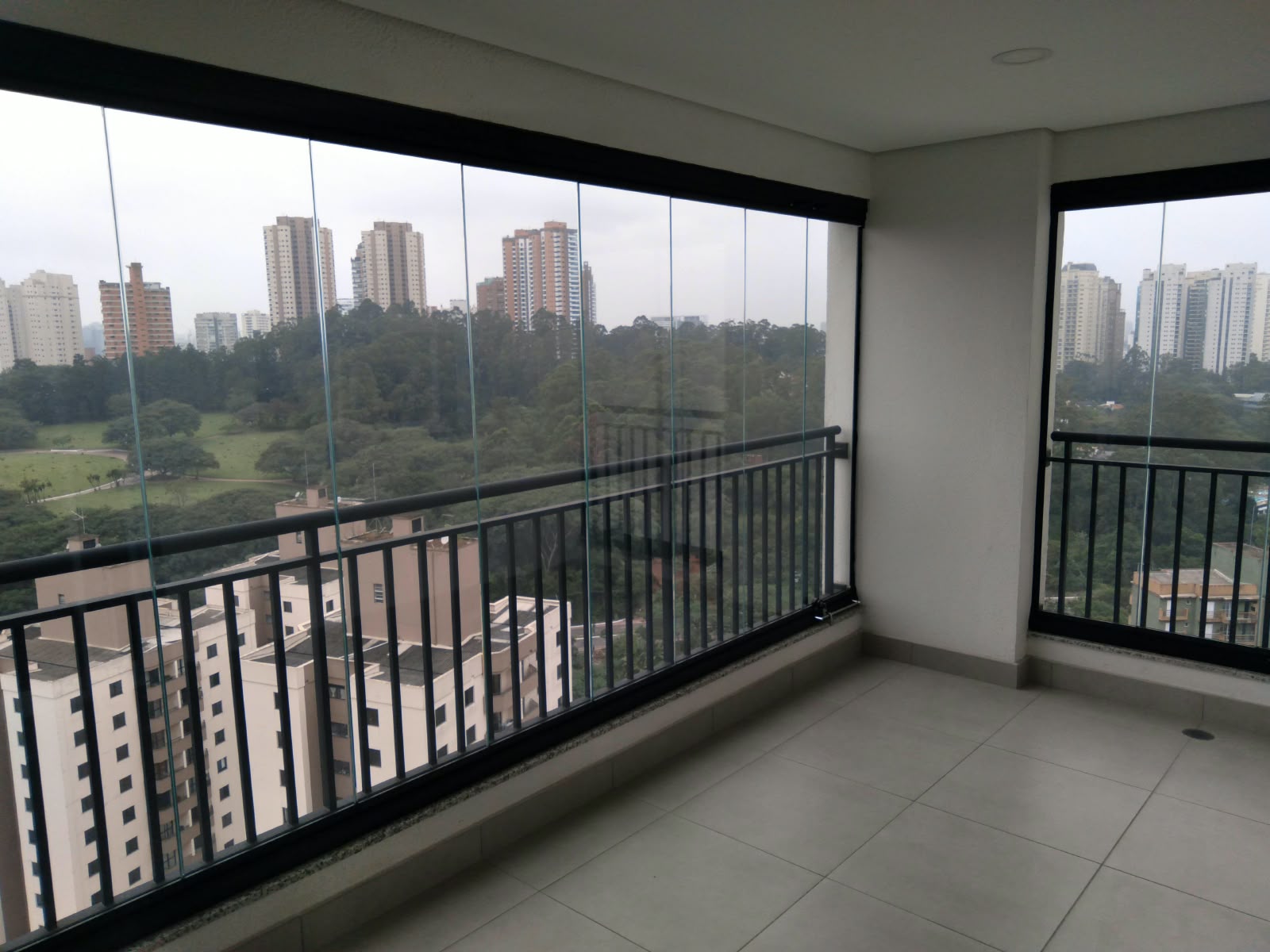 Apartamento em andar alto, com 65m², 2 quartos e 2 vagas.