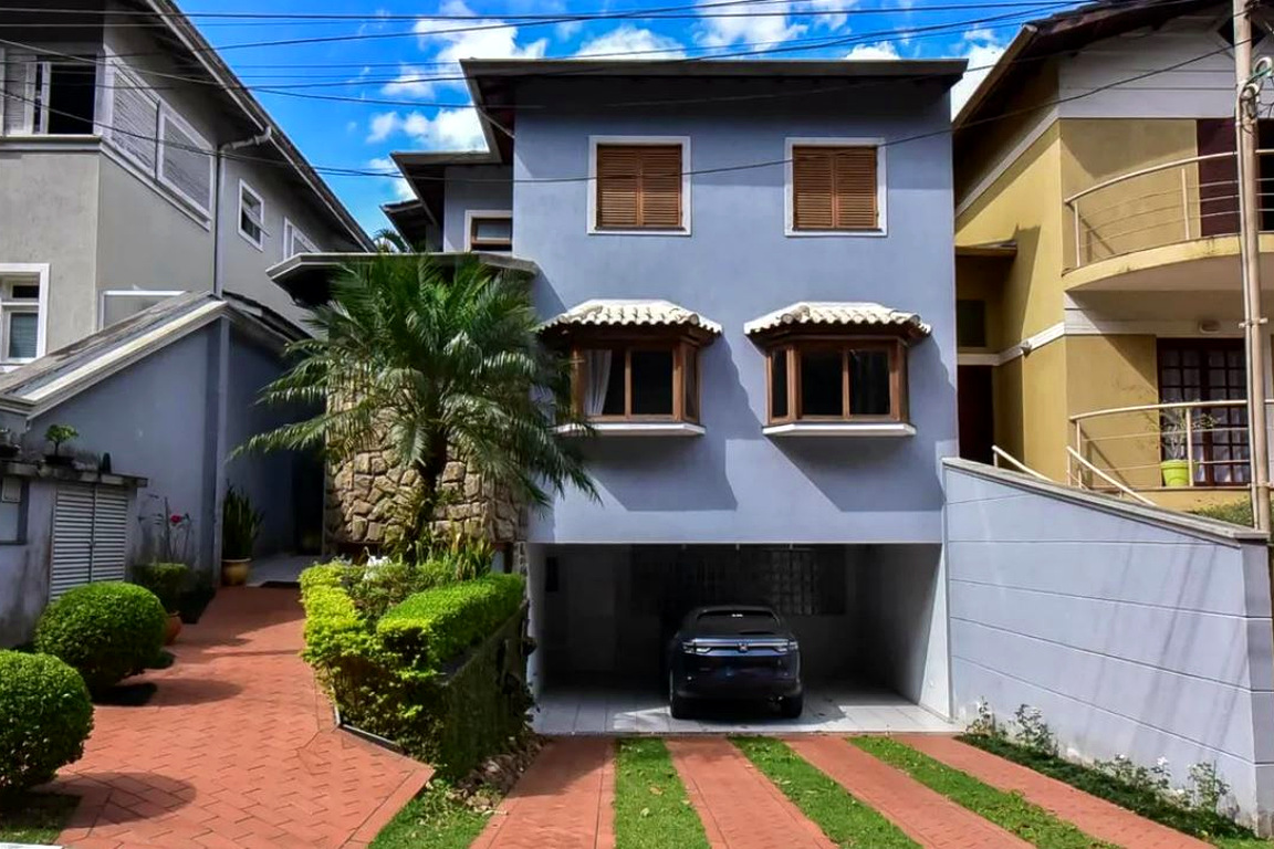 Casa de Condomínio com 290m², 3 quartos e 4 vagas.