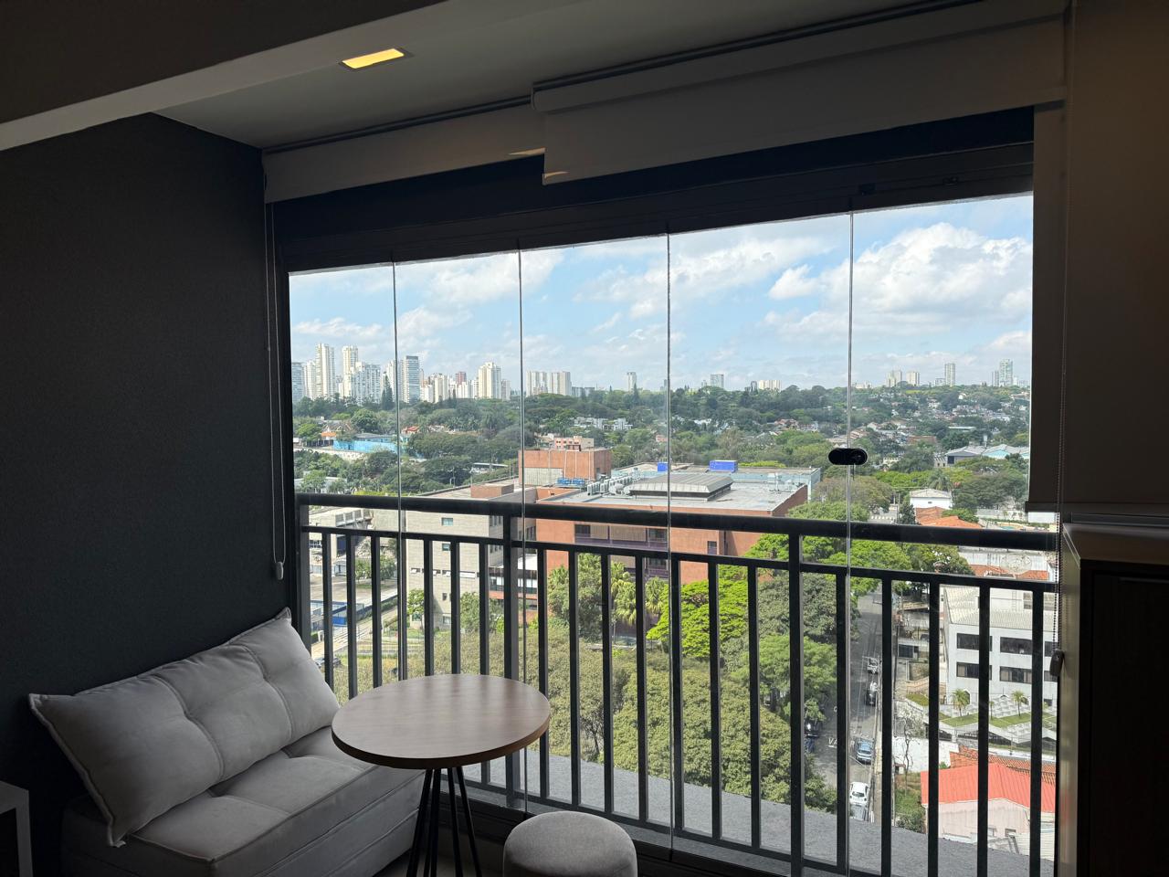 Studio totalmente mobiliado, em andar alto!!!
