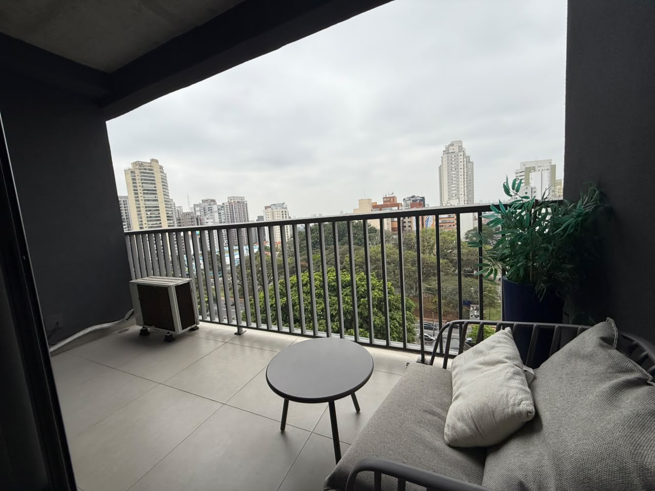 Studio mobiliado em andar alto !!!