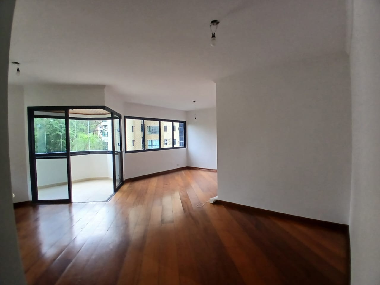 Amplo apartamento com 3 quartos e 3 vagas !!